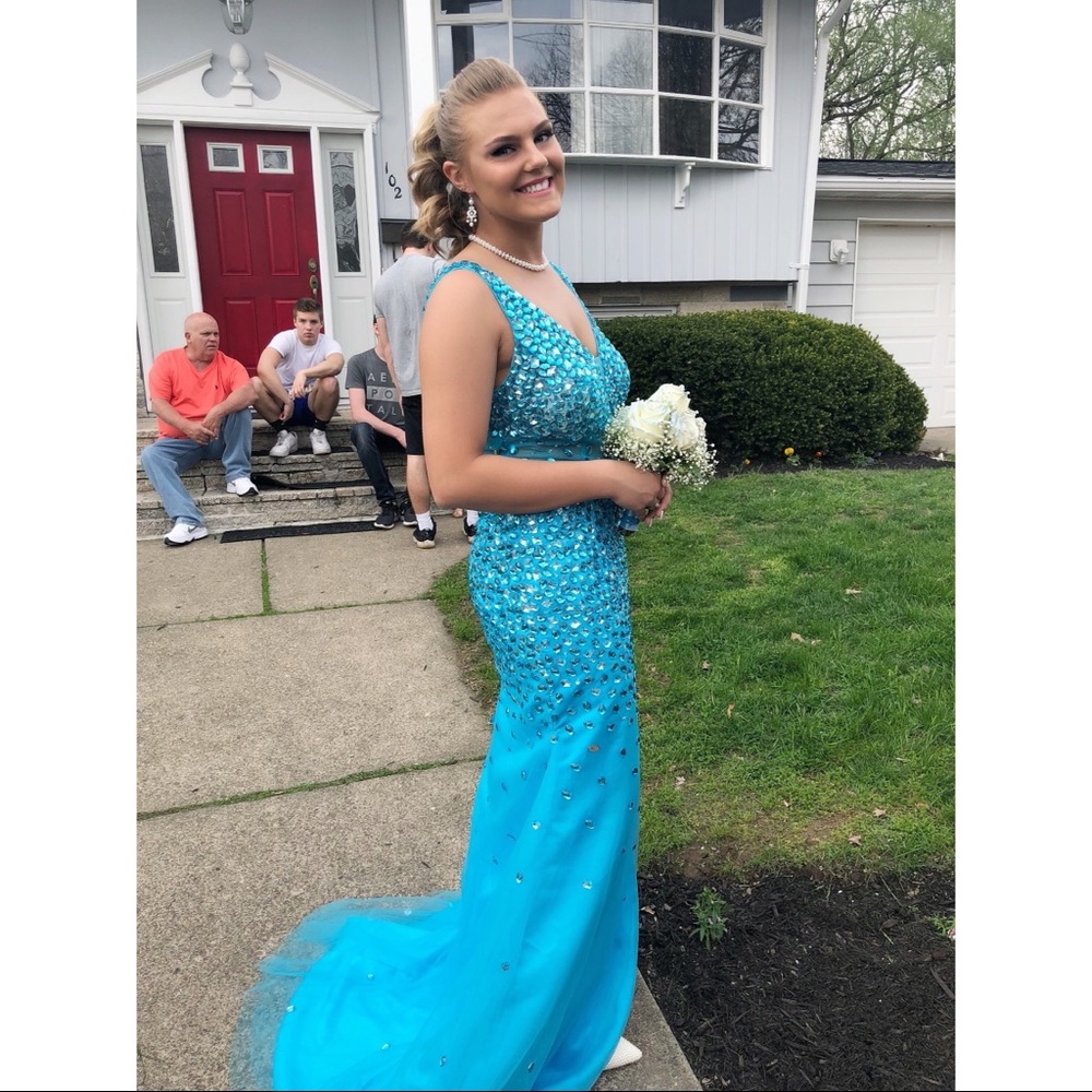 beautiful blue prom dress
